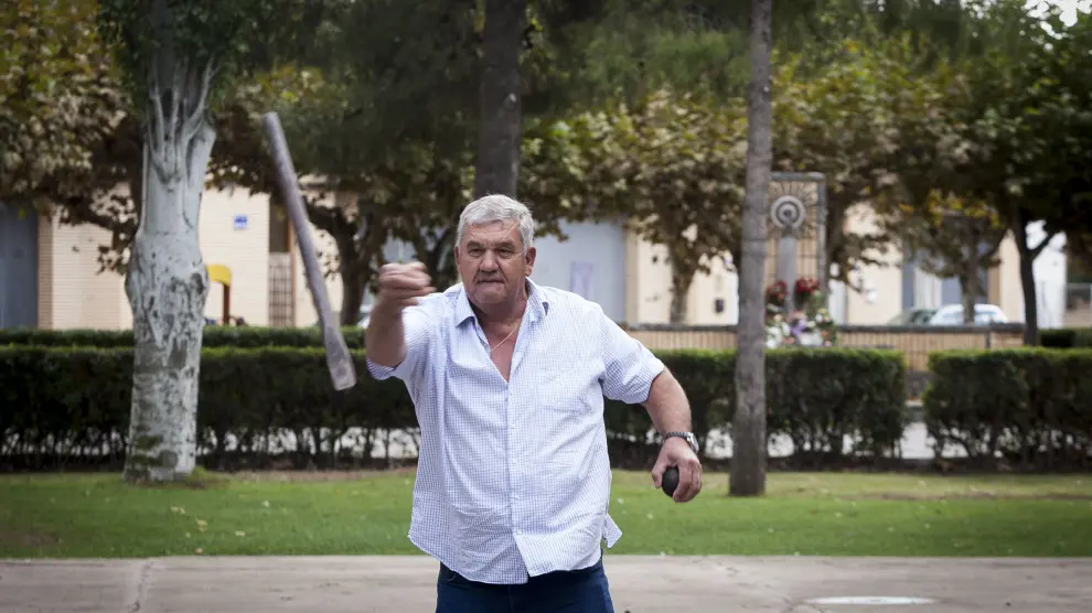 Félix Serrano lanza la barra en la placeta del parque situado en el barrio de Pilar de Calatorao.