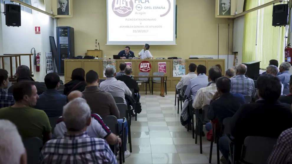 Asamblea de afiliados de UGT en Opel celebrada ayer en la sede del sindicato en Zaragoza.