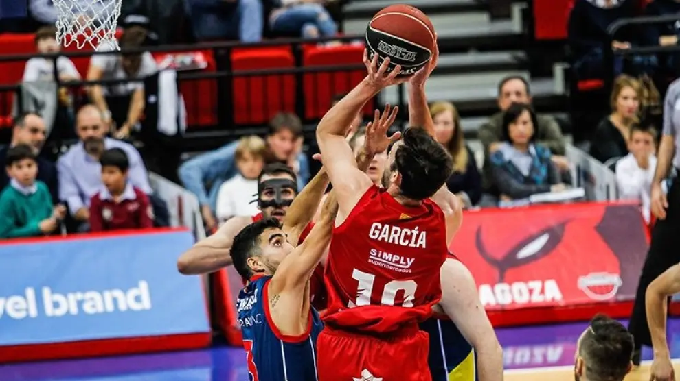 Un lance del choque entre el Basket Zaragoza y el Andorra.