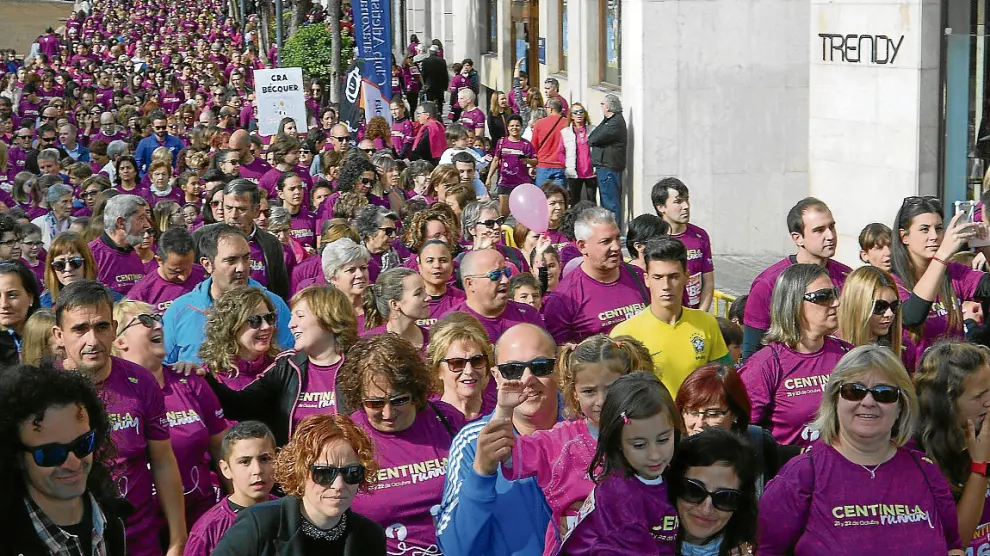 Cientos de personas lucían la camiseta rosa, ayer, en el inicio de la marcha conmemorativa.