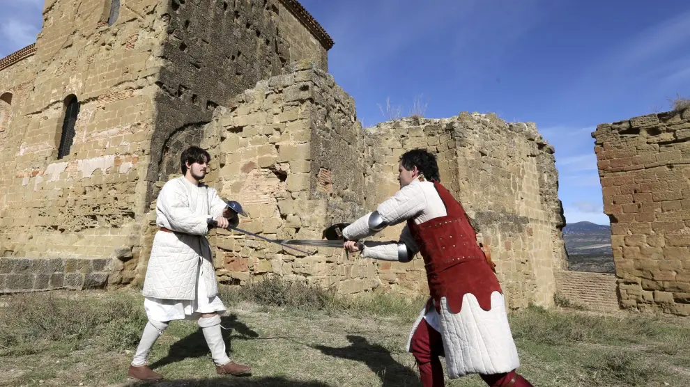 Dos soldados escenificaron un combate de espadas medieval