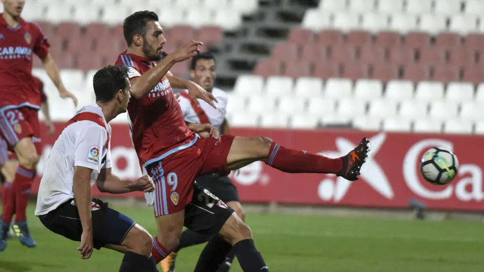 Borja Iglesias anota el primer gol del Real Zaragoza contra el Sevilla Atlético