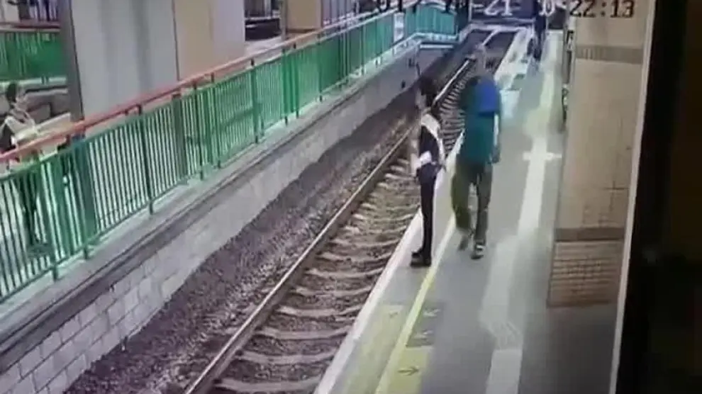 Un hombre empuja a una mujer a las vías del tren