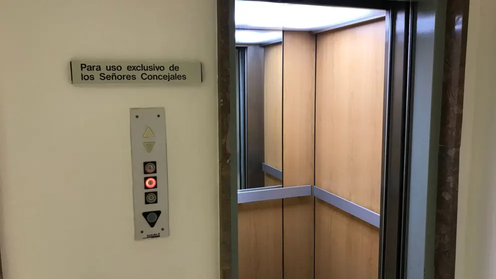 El ascensor de uso exclusivo, con el cartel que se puso hace más de una década.