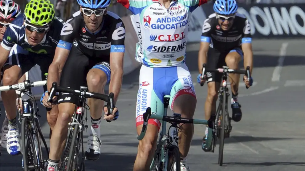 Vicioso alza los brazos tras ganar la tercera etapa del Giro de Italia 2011
