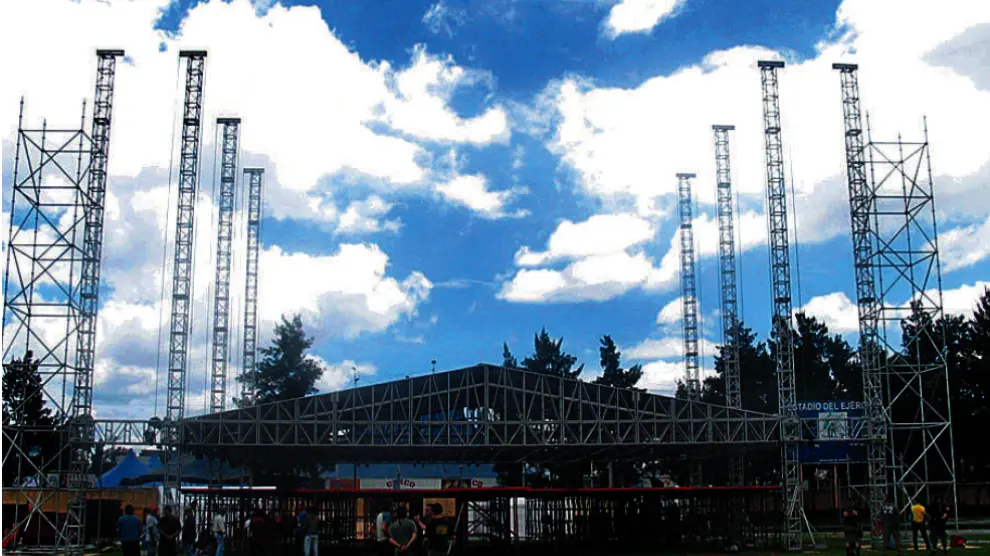 Montaje del escenario sobre el que se subirá Héroes del Silencio en el primer concierto de la gira 2007