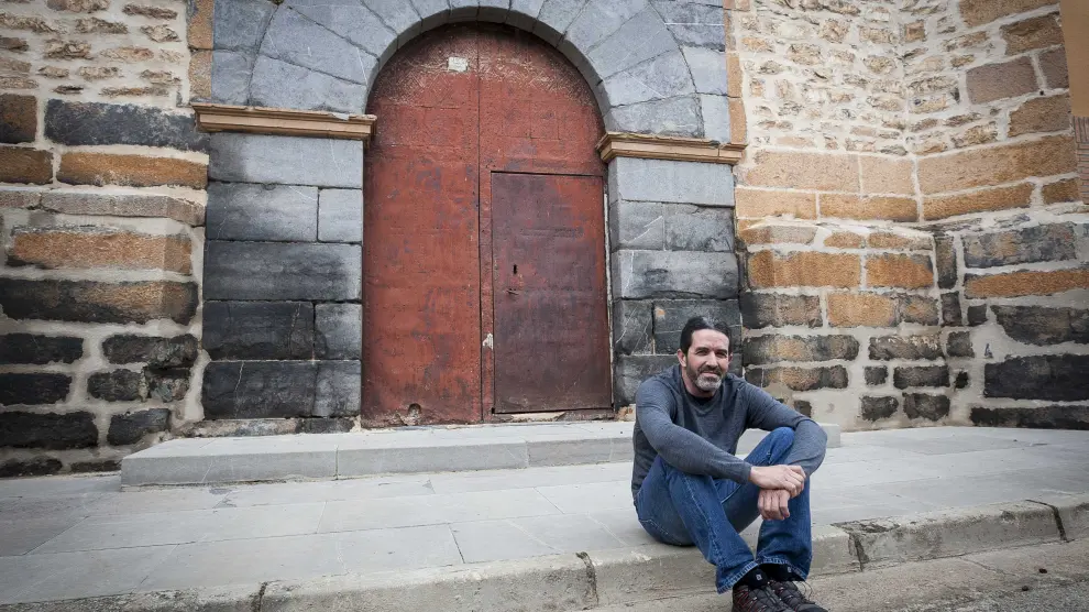 José Maria Julve, en el barrio de Berbedel, frente a la puerta de la iglesia de Nuestra Señora del Pilar.