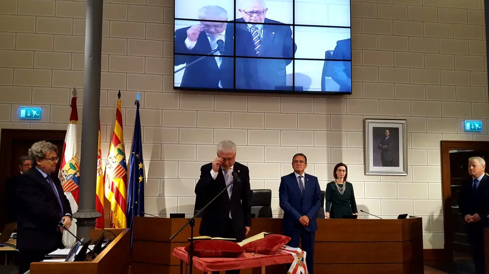Al inicio de la sesión ha tomado posesión de su cargo el nuevo diputado del grupo popular, el concejal de Zuera José Manuel Larqué, quien sustituye a la edil de Zaragoza María Jesús Martínez del Campo.