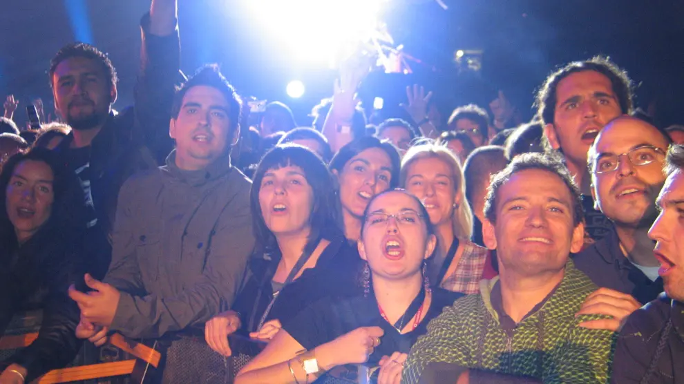 Los fans disfrutando del segundo concierto de Héroes del Silencio en Zaragoza