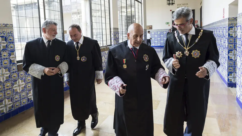 Varios jueces, con su toga y sus puñetas, en la Audiencia Provincial de Zaragoza.