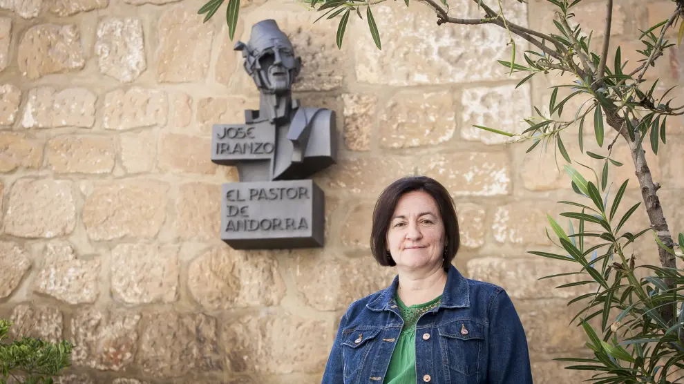 Ana Cristina Lucientes, junto al Centro Pastor de Andorra y el busto que recuerda al gran cantador de jota.