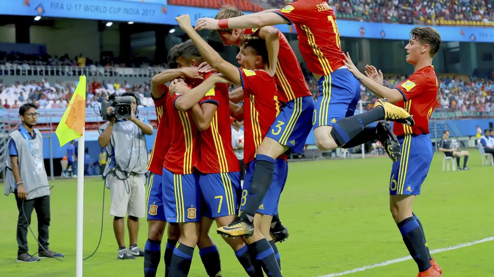 Los jugadores españoles celebran el gol.