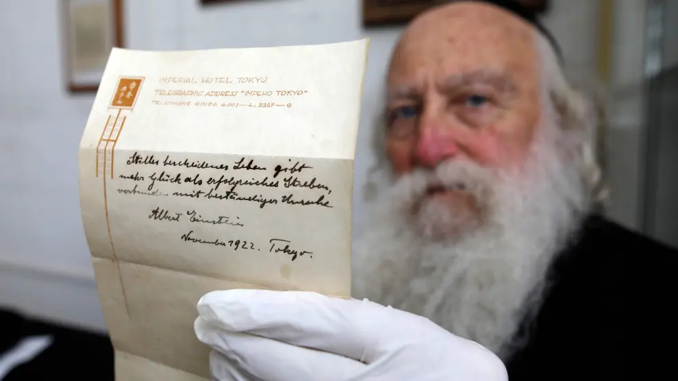 El manuscrito con el secreto de la felicidad que dejó de propina Einstein y que ha sido adquirido en una subasta por  más de millón y medio de euros.