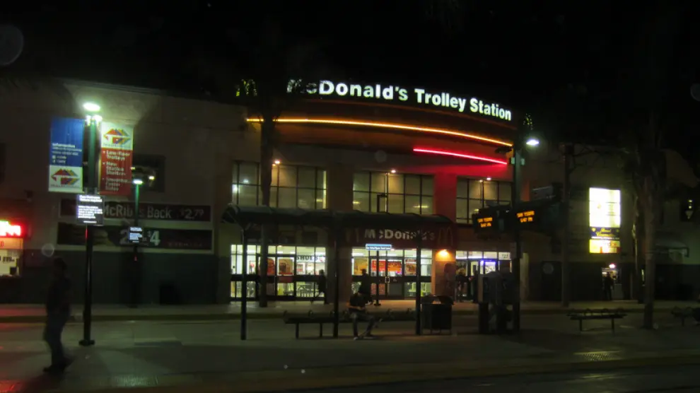 Estación de tranvía McDonalds a las afueras de San Diego