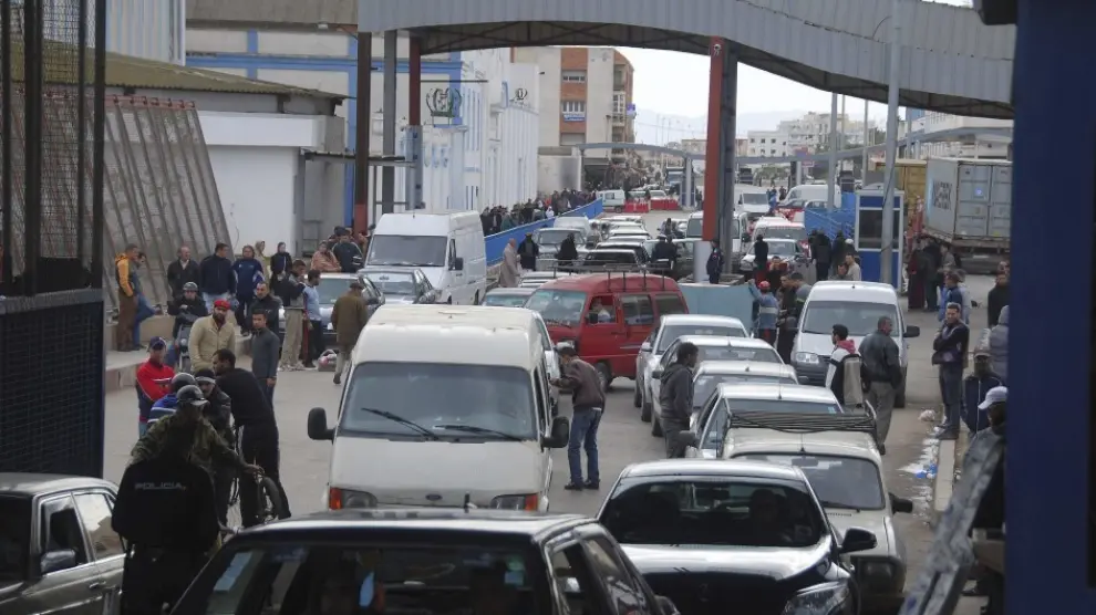 La frontera en Melilla cerró este martes casi todo el día en una jornada de "caos"