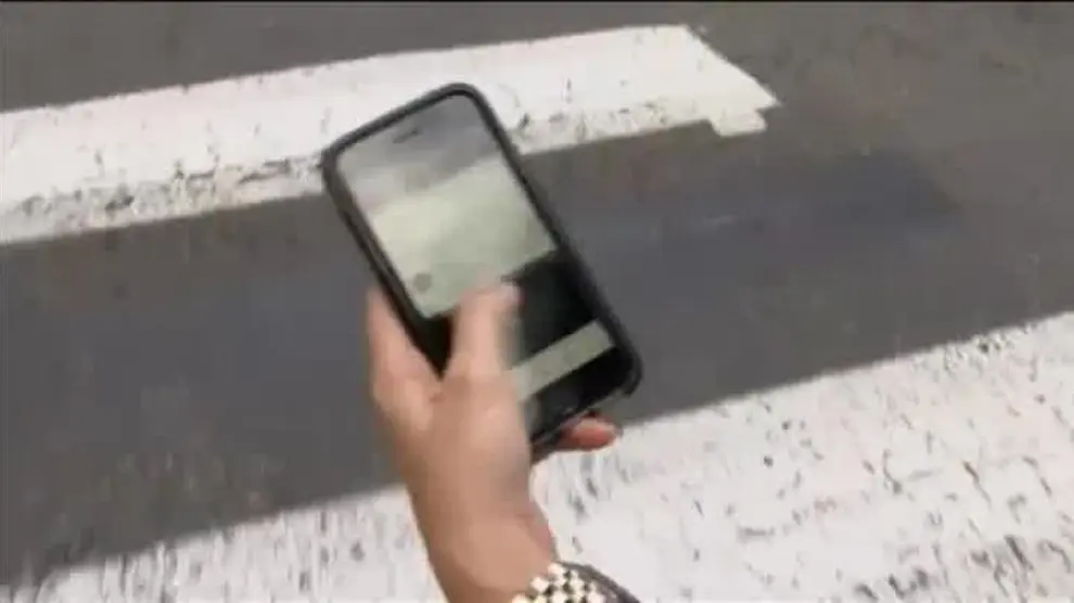 Multas para los peatones que crucen mirando su smartphone