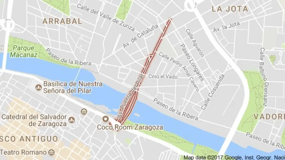 Los bomberos intervienen en un accidente entre una moto y un turismo en Zaragoza