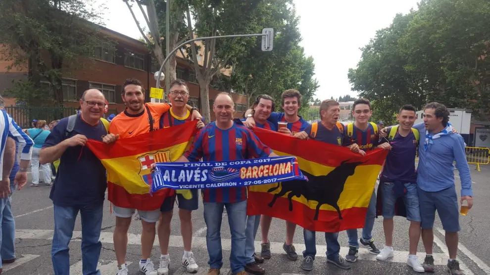 Barcelonistas de Aragón y La Rioja, antes de la última final de Copa del Rey.