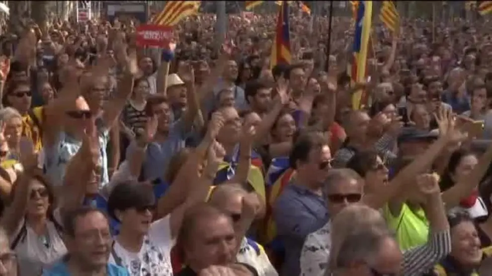 Los independentistas celebran la aprobación de la DUI en las calles de Barcelona