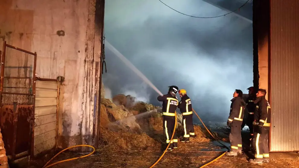 Imágenes difundidas por los bomberos del Ayuntamiento de Huesca del incendio sofocado en una nave en Robres.