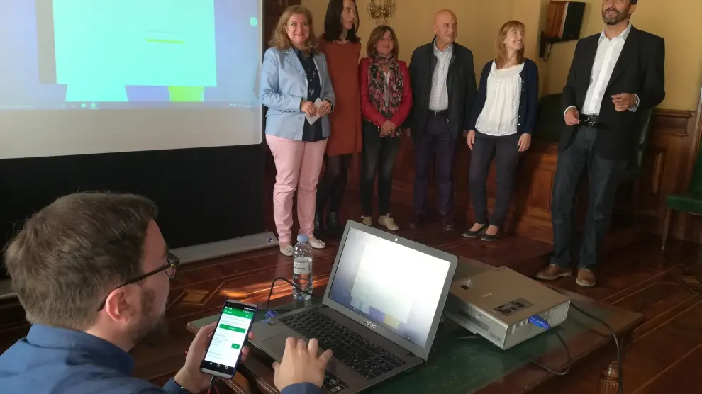 Los creadores de la App, acompañados de responsables de la AECC y de la concejala de Sanidad, María del Carmen Muñoz, durante la presentación del proyecto