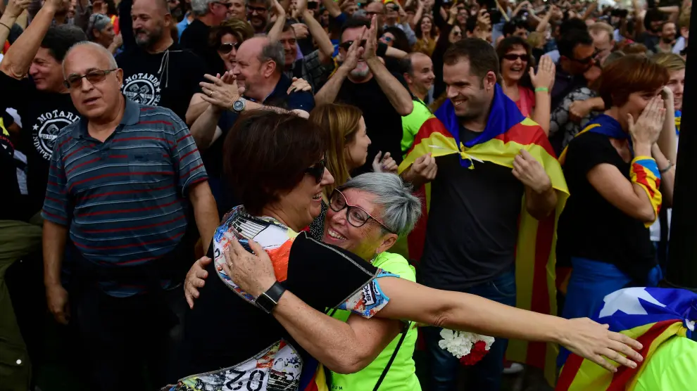 En las calles de Barcelona, miles de independentistas celebran la decisión tomada este viernes en el Parlamento Catalán.