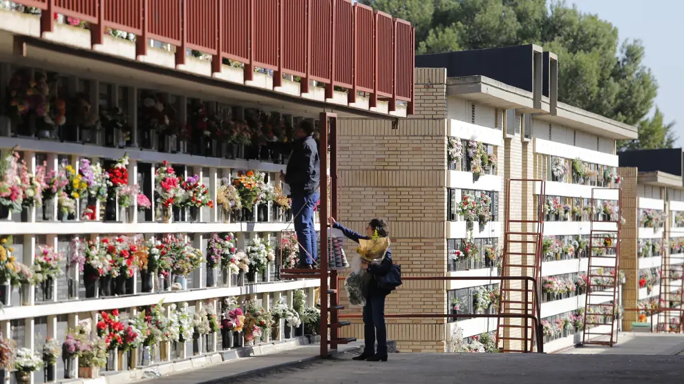 Gran afluencia en el cementerio de Torrero en el fin de semana previo a Todos los Santos