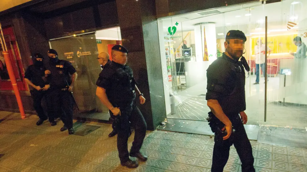 Agentes de los Mossos en la puerta de Catalunya Radio tras el ataque del viernes.