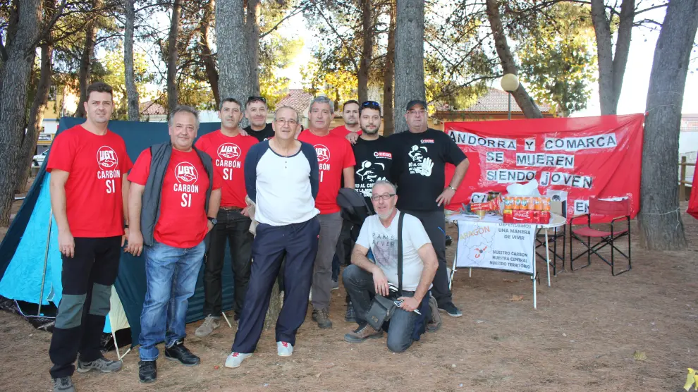 Los trabajadores de la central están acampados desde ayer en un parque de Andorra.