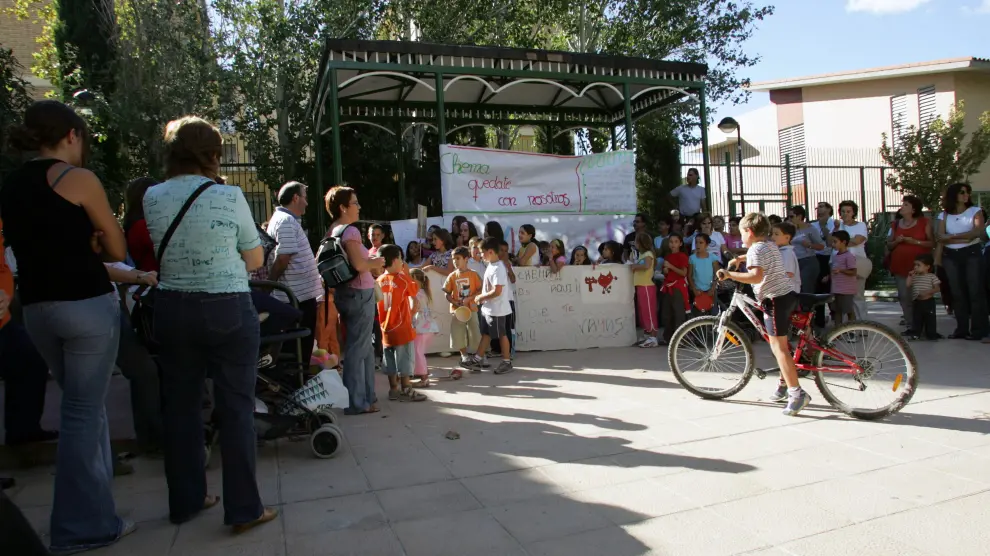 Protesta en el barrio de Miralbueno en 2005 por el traslado de un educador del Centro Municipal de Tiempo Libre "Birabolas".