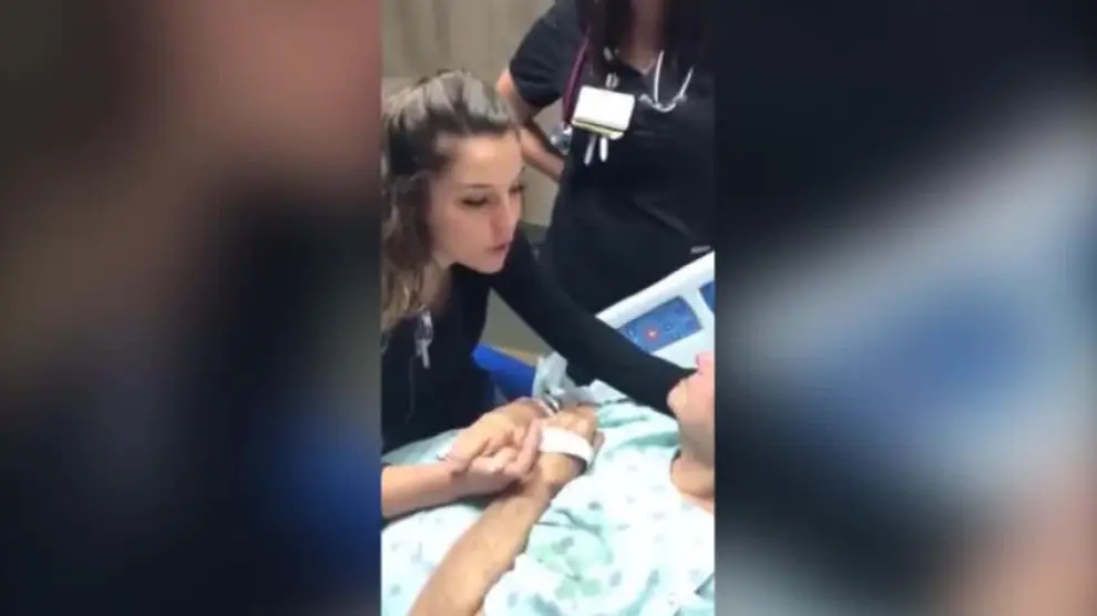 Enfermera canta una canción a una paciente terminal