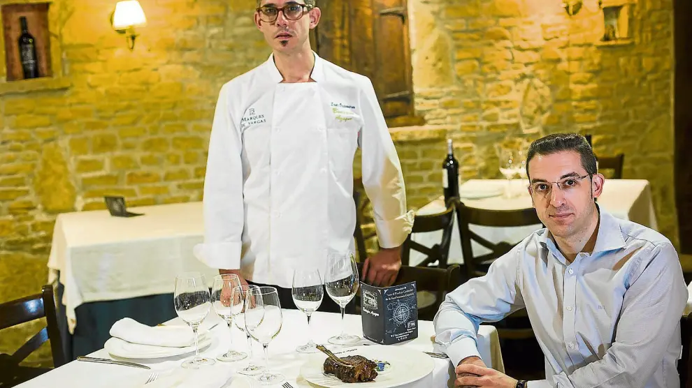 Iván Trasobares, chef del restaurante Bodegón Azoque, y el jefe de sala y sumiller, José María Fontanellas.