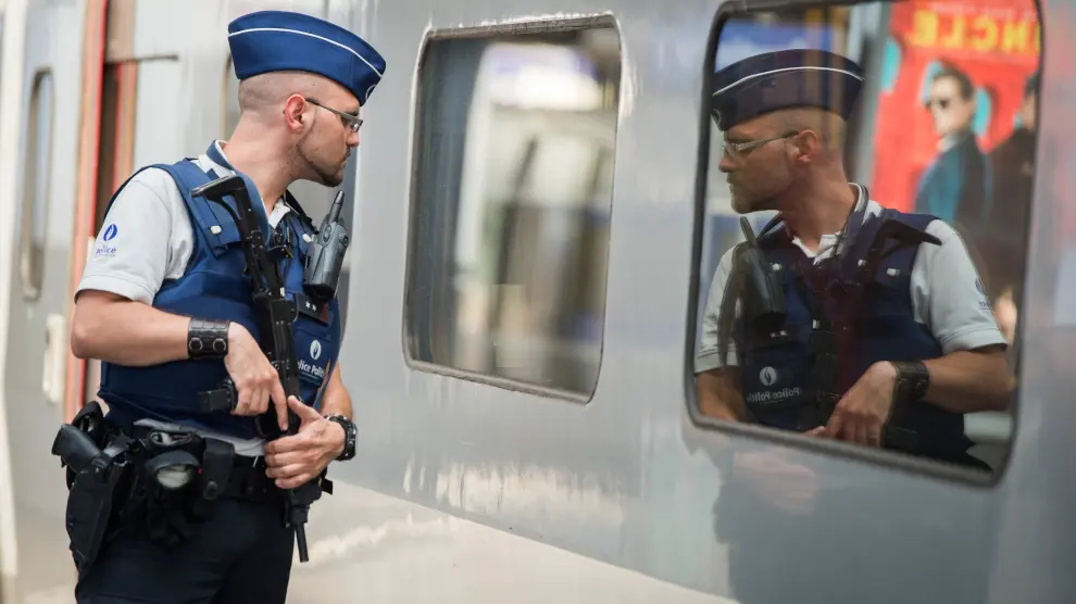 Fotografía de archivo del 22 de agosto de 2015, un oficial de policía hace guardia en un andén de los trenes Thalys en la estación de Bruselas.
