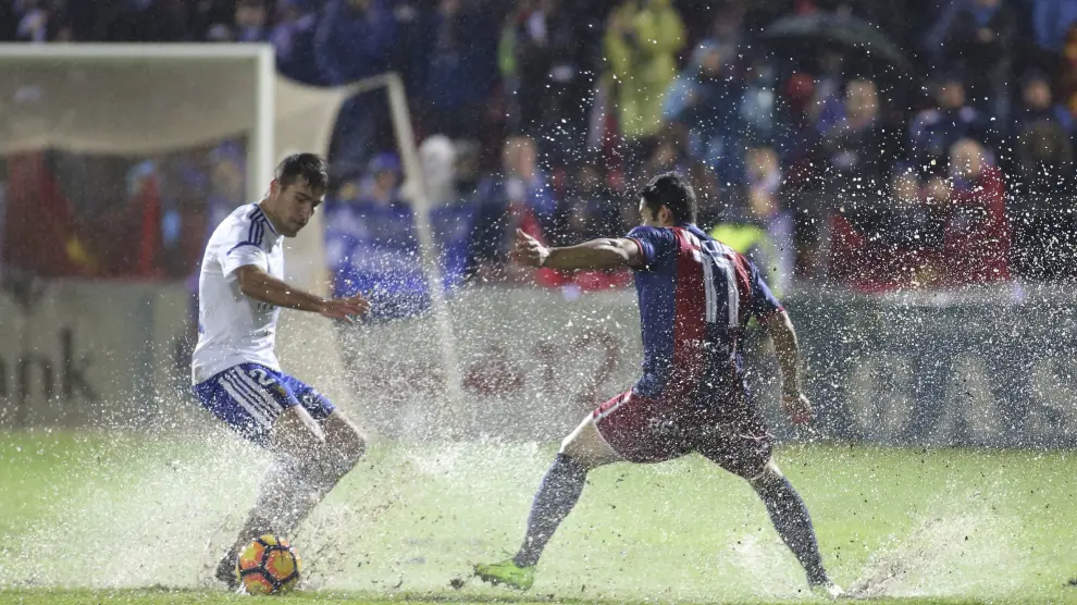 Alberto Zapater y el hoy zaragocista Vinícius pugnan por un balón durante el último derbi entre Huesca y Real Zaragoza en El Alcoraz.