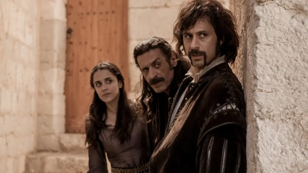 El actual trío protagonista de la serie con Macarena García -Lola Mendieta-, Nacho Fresneda - Alonso de Entrerríos- y Hugo Silva -Pacino-.