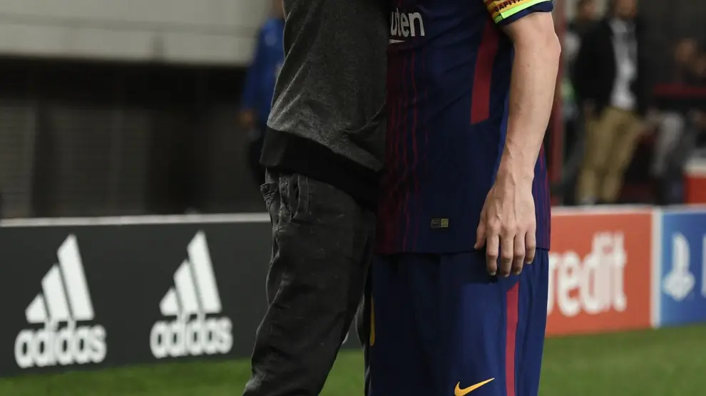 Un fan abrazó a Messi cuando se disponía a sacar un córner