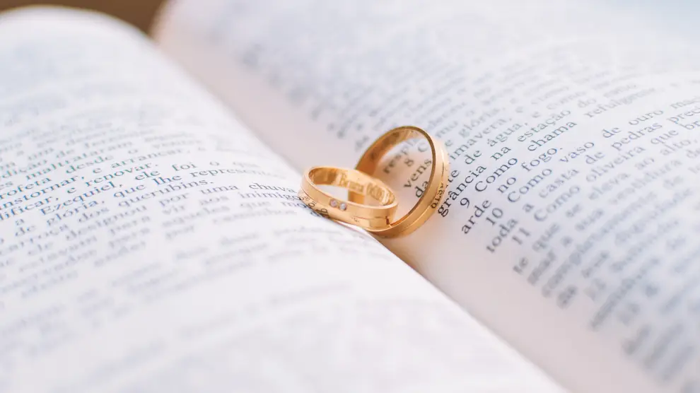 El intercambio de anillos suele estar presente tanto en las bodas civiles como en las religiosas