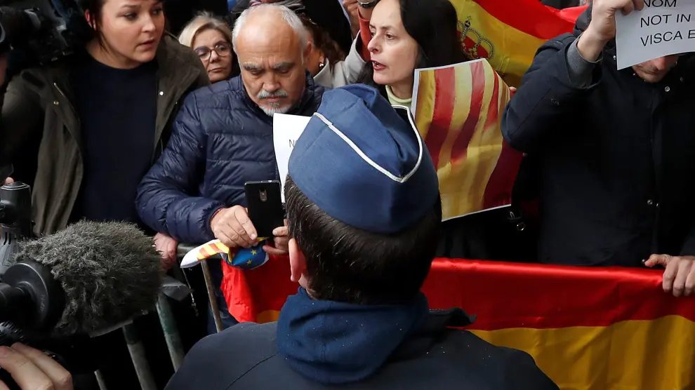 Un centenar de personas despiden a Puigdemont en Bruselas al grito de "Viva España y visca Cataluña".