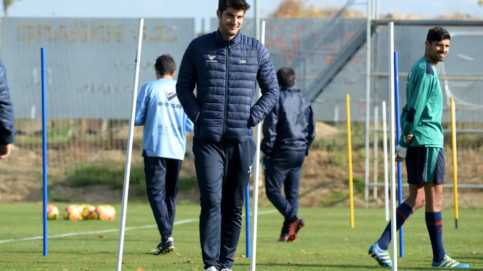 Gonzalo Melero, en chándal, este miércoles en el entrenamiento del Huesca.