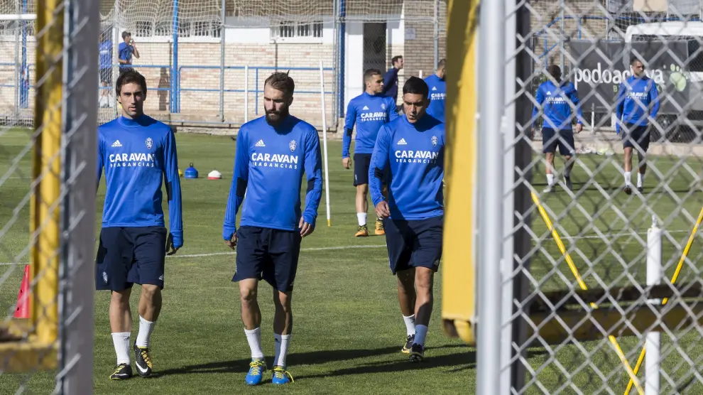 Eguaras, Ángel y Vinícius salen del campo de entrenamiento de la Ciudad Deportiva.