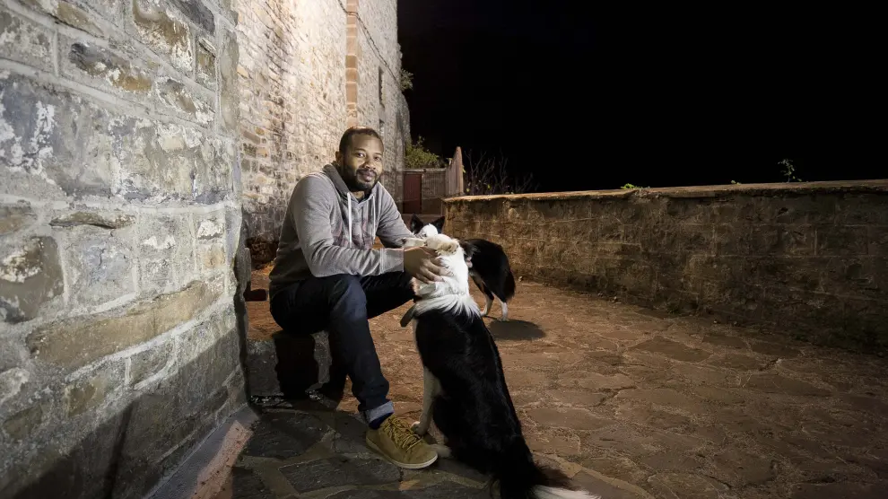 El padre Lizito Fernandes, cura de Torla-Ordesa desde 2014, junto a sus perros Tico y Chesa.