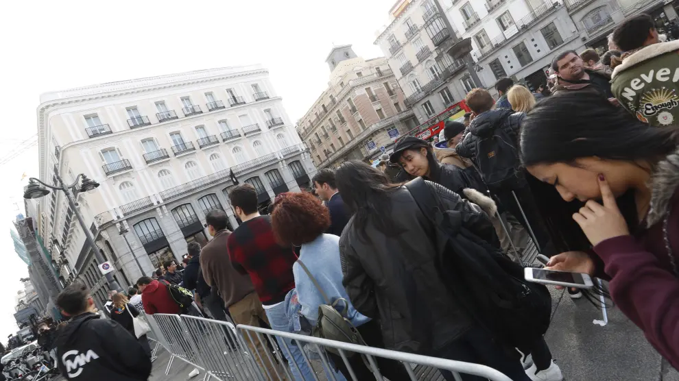 Colas multitudinarias en España para hacerse con el nuevo Iphone X