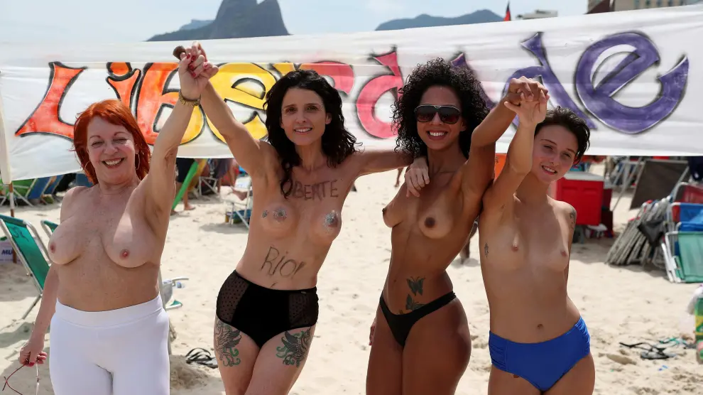 Las mujeres mostraron sin pudor sus senos mientras portaban una pancarta en la que se podía leer la palabra 'Libertad'.