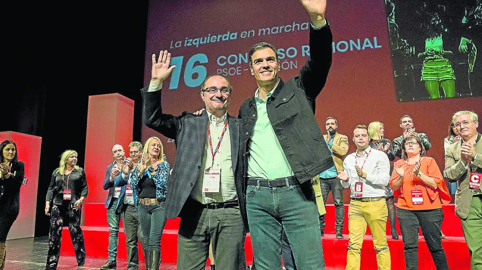 Javier Lambán y Pedro Sánchez saludan a la militancia, ayer, en el Palacio de Congresos.
