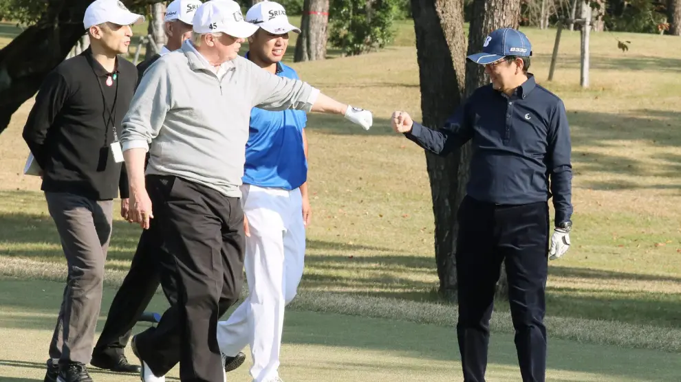 El presidente estadounidense en el club de golf Kasumigaseki Country Club de Saitama (al norte de Tokio), donde le esperaba el primer ministro japonés, Shinzo Abe.