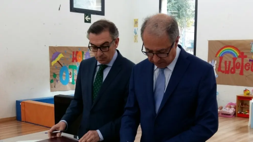 El alcalde de Tarazona, Luis María Beamonte, y el consejero de Hacienda y Administración Pública del Gobierno de Aragón, Fernando Gimeno, en la firma de ayer en la ludoteca.