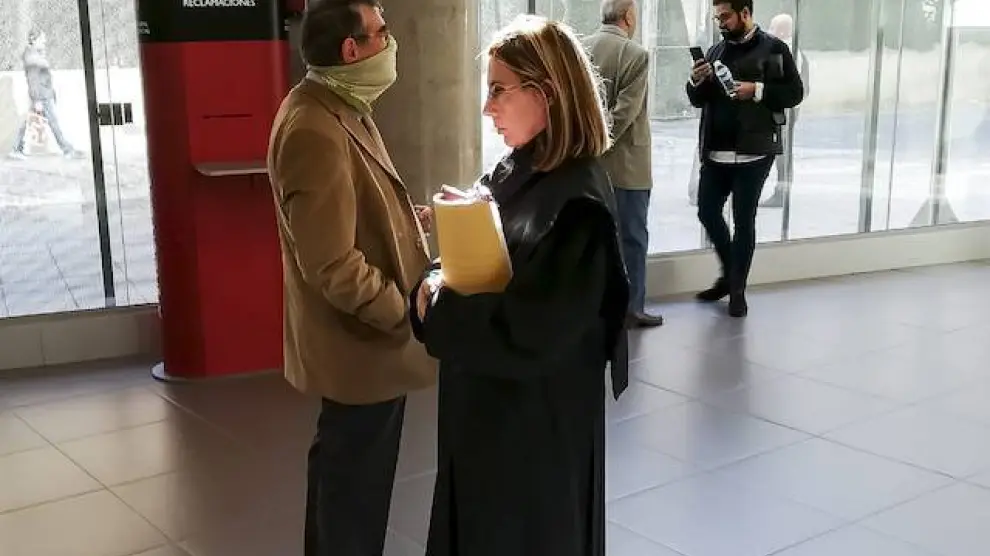 El acusado, en los pasillos de la Audiencia Provincial de Zaragoza, antes de comenzar el juicio.