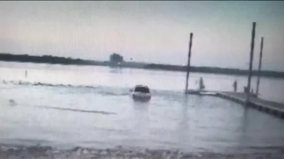 Huye de la policía y termina con su coche en un lago