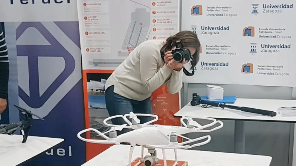 Demostración de reparto de pizzas con drones en el aeropuerto de Teruel.