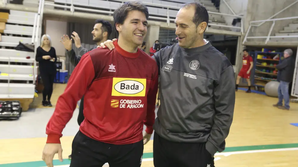 Javier Ariño, sonriente, junto al entrenador José Francisco Nolasco.